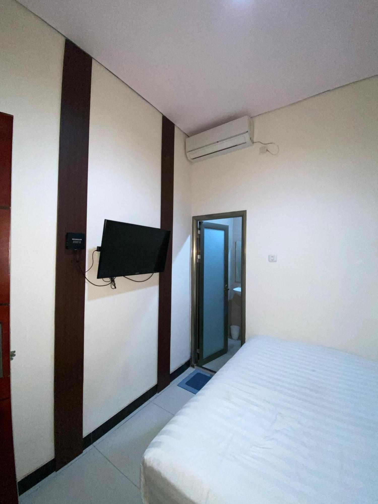 Dekost Madiun Hotel Exterior photo