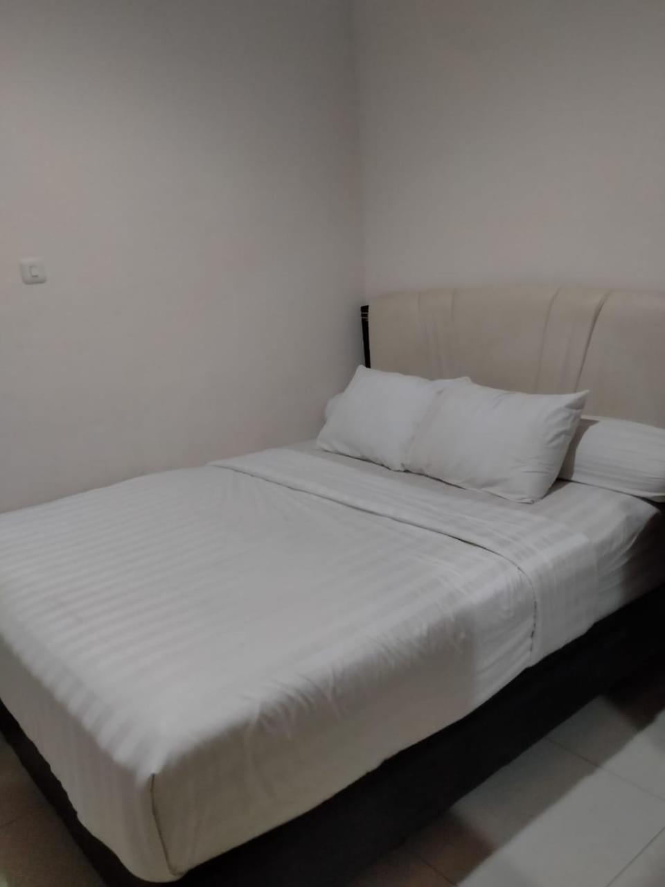 Dekost Madiun Hotel Exterior photo