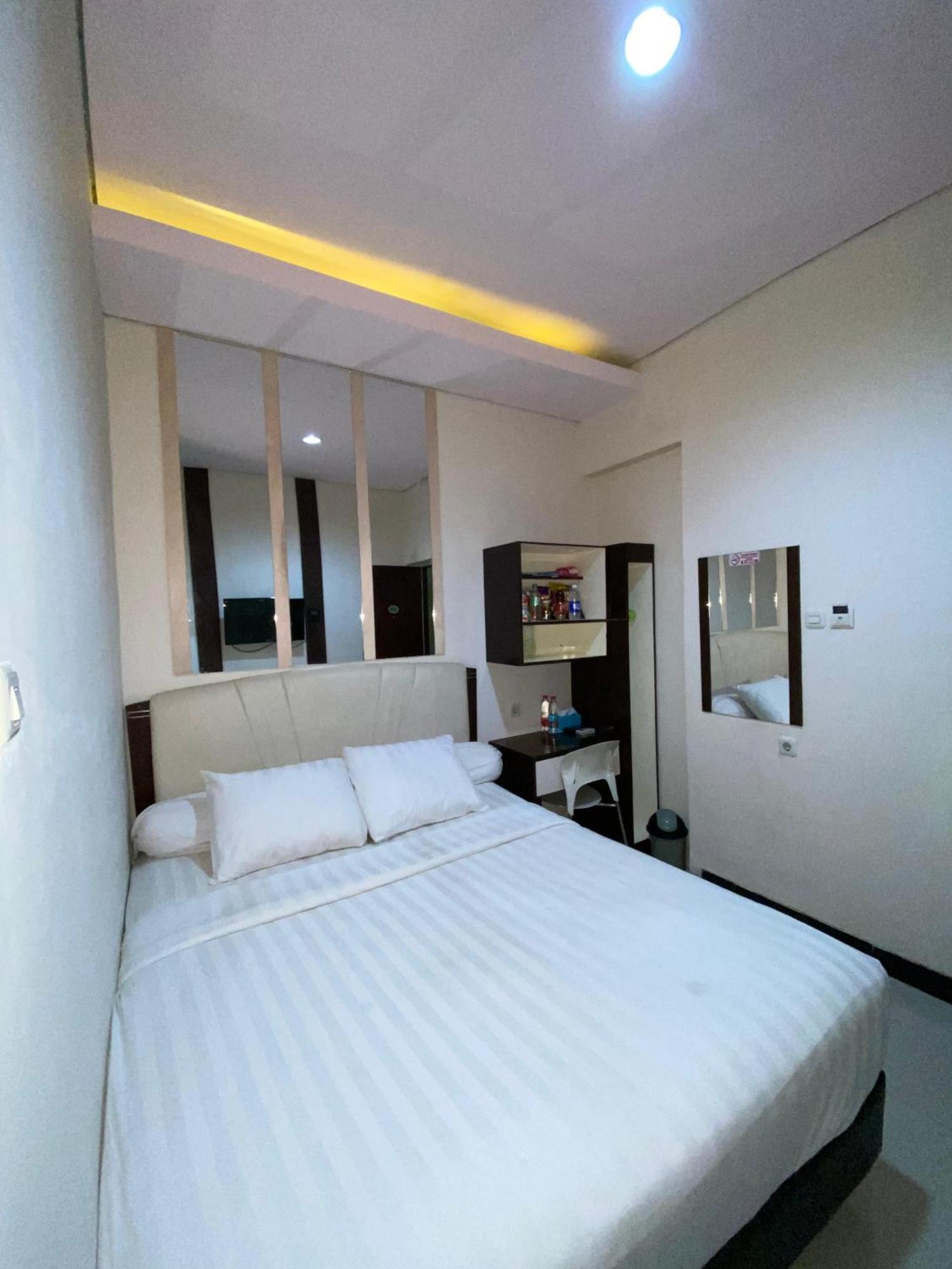 Dekost Madiun Hotel Exterior photo