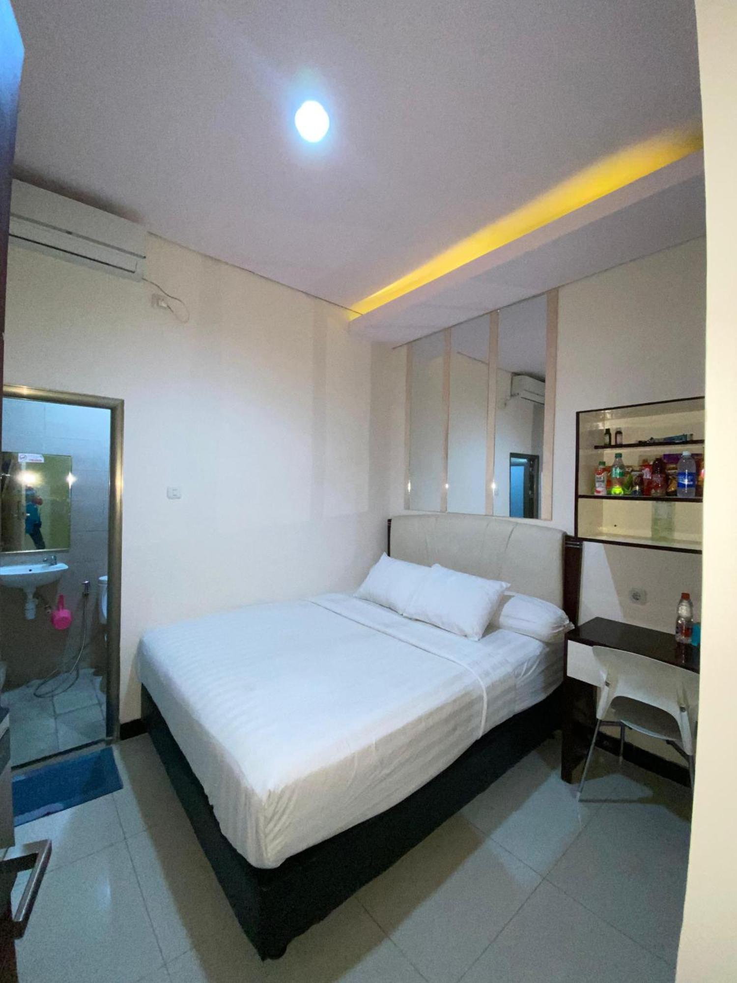 Dekost Madiun Hotel Exterior photo